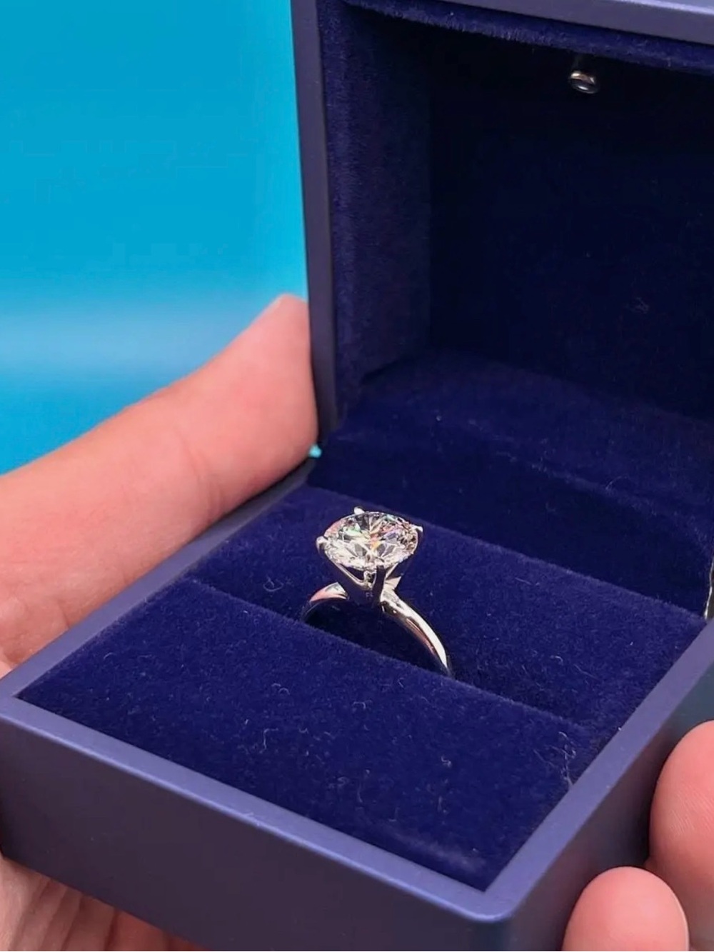 New Engagement ring solitaire diamond